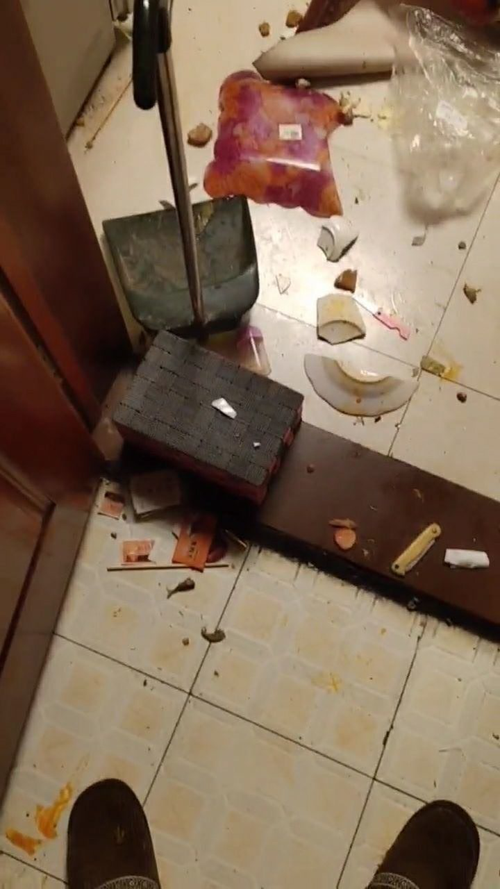 和邻居在一块歇着酒桌上老婆和我吵起来了一点面子没给我该掀桌子吗