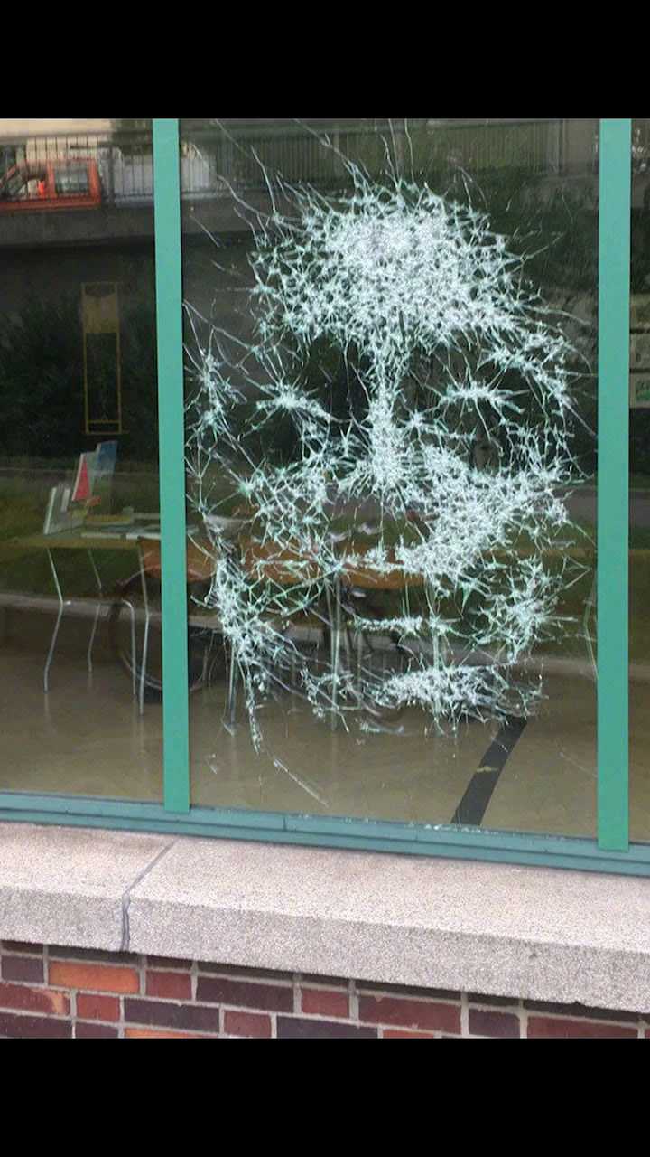 艺术家simonberger擅长用锤子砸玻璃他利用锤子小心翼翼敲裂玻璃形成