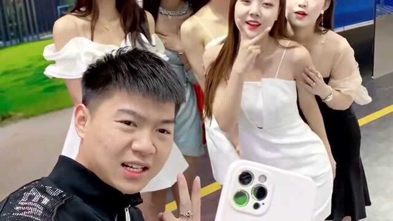 车展老板的傻儿子又出来撩小姐姐了,趁着老爸没在,带着小姐姐们各种