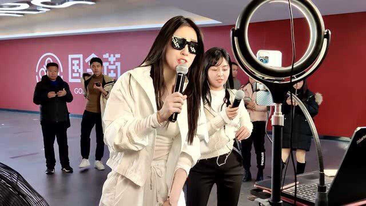 究竟是师傅漂亮还是徒弟更美唐艺豚豚合唱狂浪