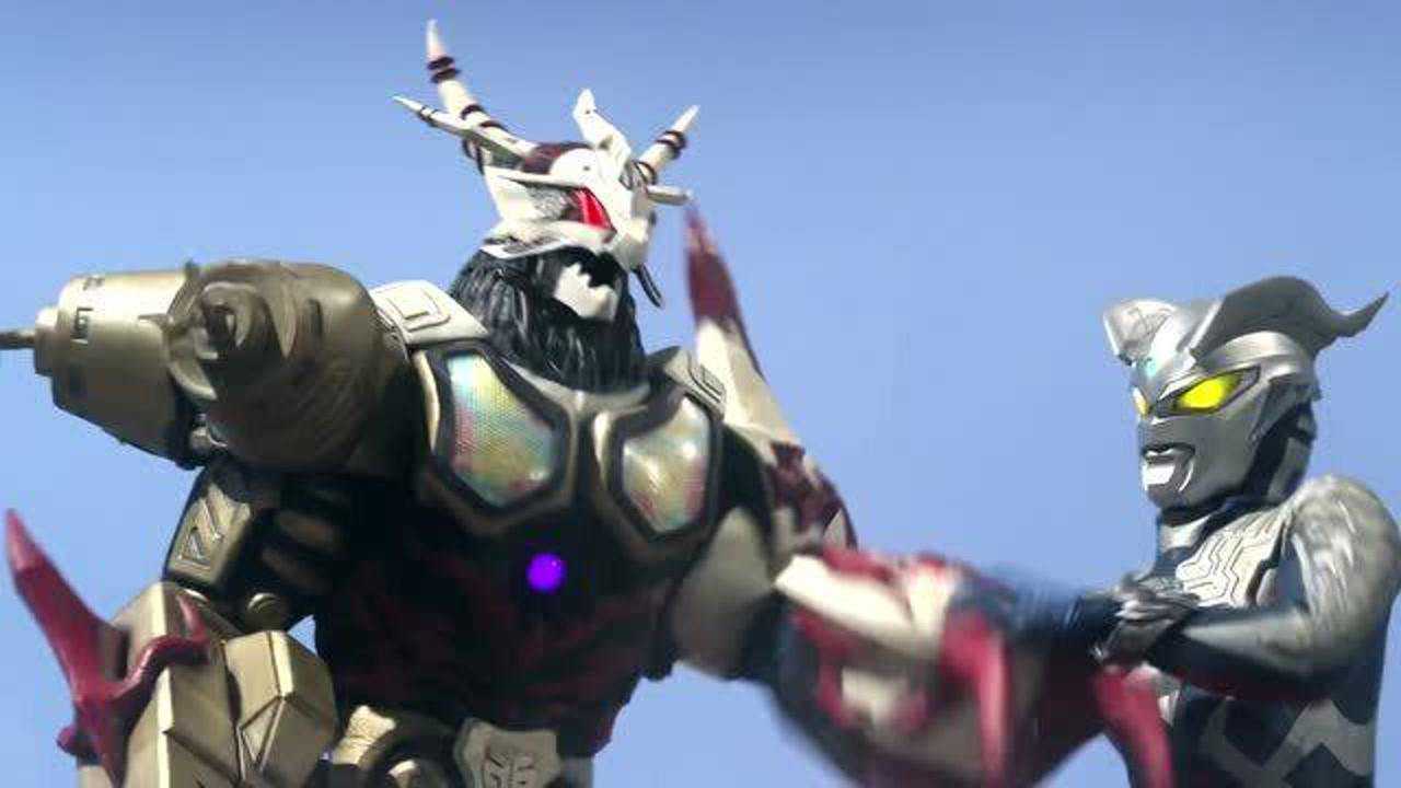 奥特曼:加拉特隆王果然厉害,面对奥特曼的围攻,强行打