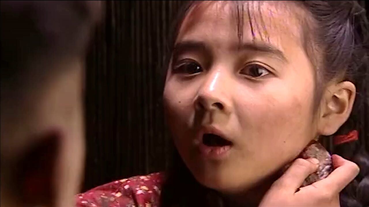 女人不哭:小姑娘被卖到大山里嫁给傻子,寻死不成,想办法机智自救!