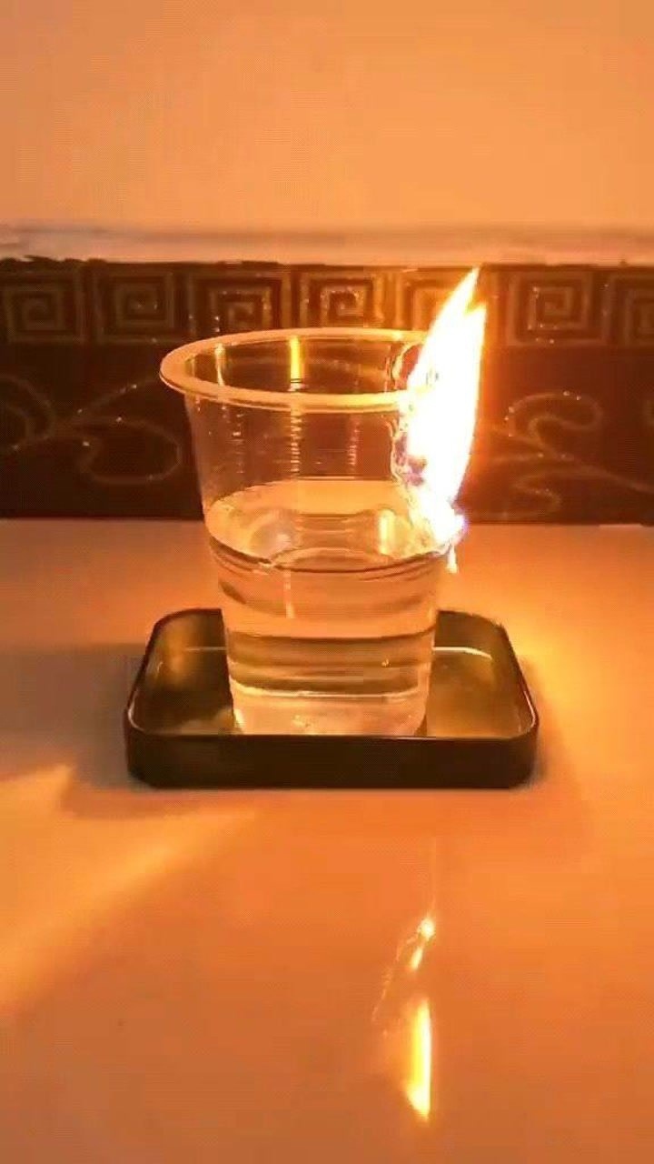 火烧坏了杯子,杯子却怪水没有保护好它,水说:如果你心里装满了我,又怎