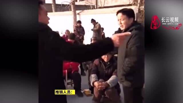 男子下乡推销忽悠老人,村支书出面阻止反被怼:你是村支书了不起