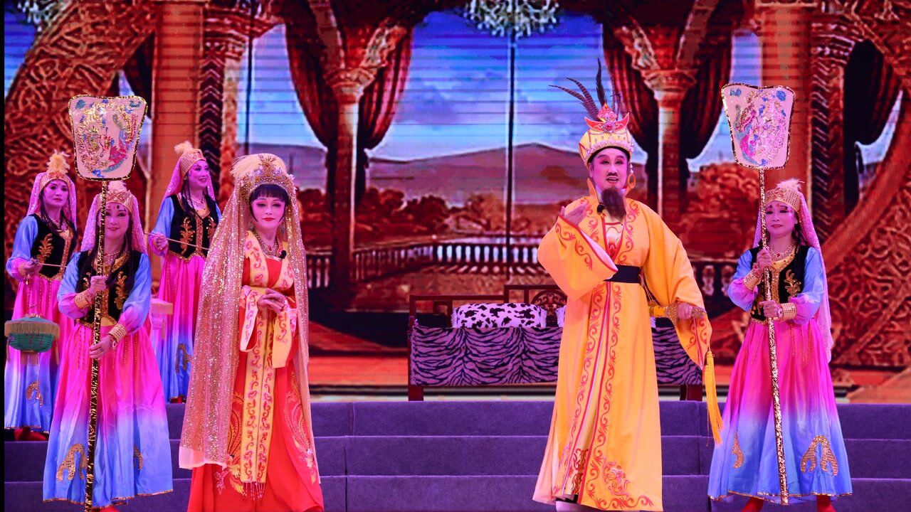 图为赵志刚和他的夫人孙智君在舞台上.