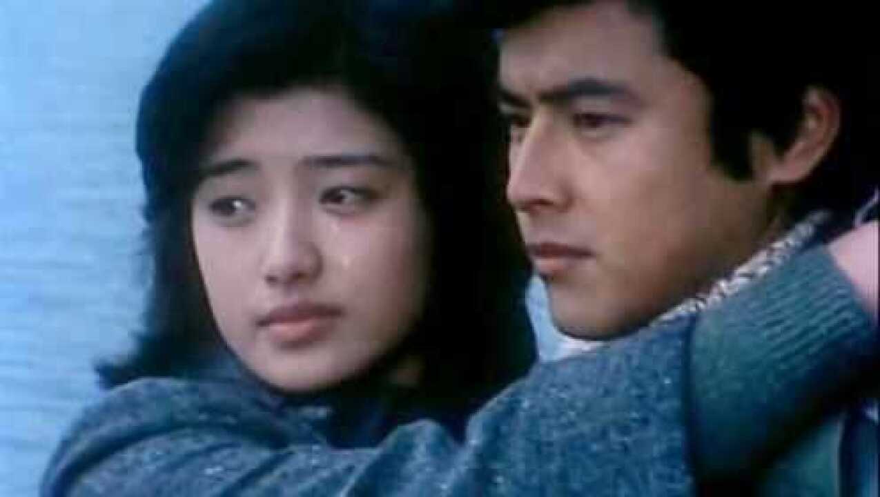 [图]东邪放映室 1980年10月5日，当时人气盛极、红遍东亚的山口百惠在日本武道馆向数万热情歌迷告别，最后一曲结束后，山口百惠留下了白色的麦克风飘然离去。说起山口百惠，就无论如何不能不提《血疑》，她在内地的走红，可以说完全是因为这部日本东京广播公司1975年播出的29集连续剧，1984年