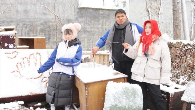 大雄和小伙伴玩“打雪仗”,还在雪地里比赛画画,太好玩了!