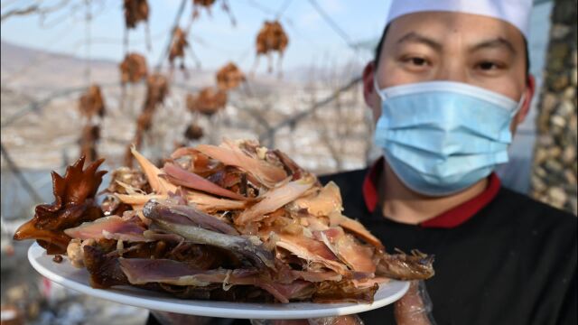 农村男子秘制1万多只风干鸡,采用2年以上的老母鸡,晾晒方法讲究