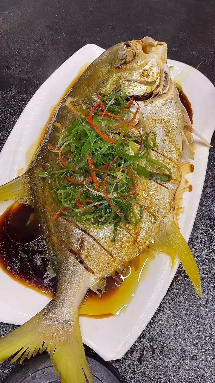 清蒸金鲳鱼这样做超级简单,味道鲜美,营养丰富.#美食分享