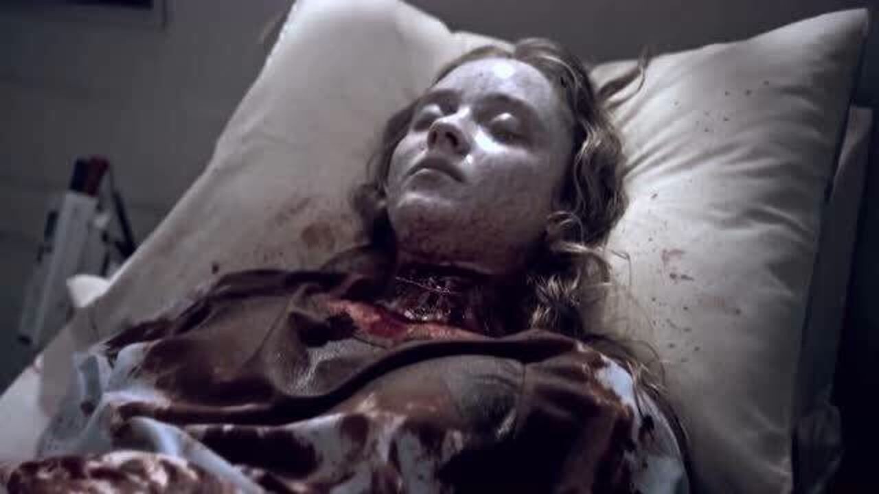 雪国列车壮汉医生倒地大哭女车长镇定一看女病人死状惨烈