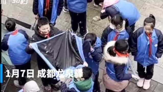 30秒丨成都下雪啦!小学生上演“吃雪”一幕