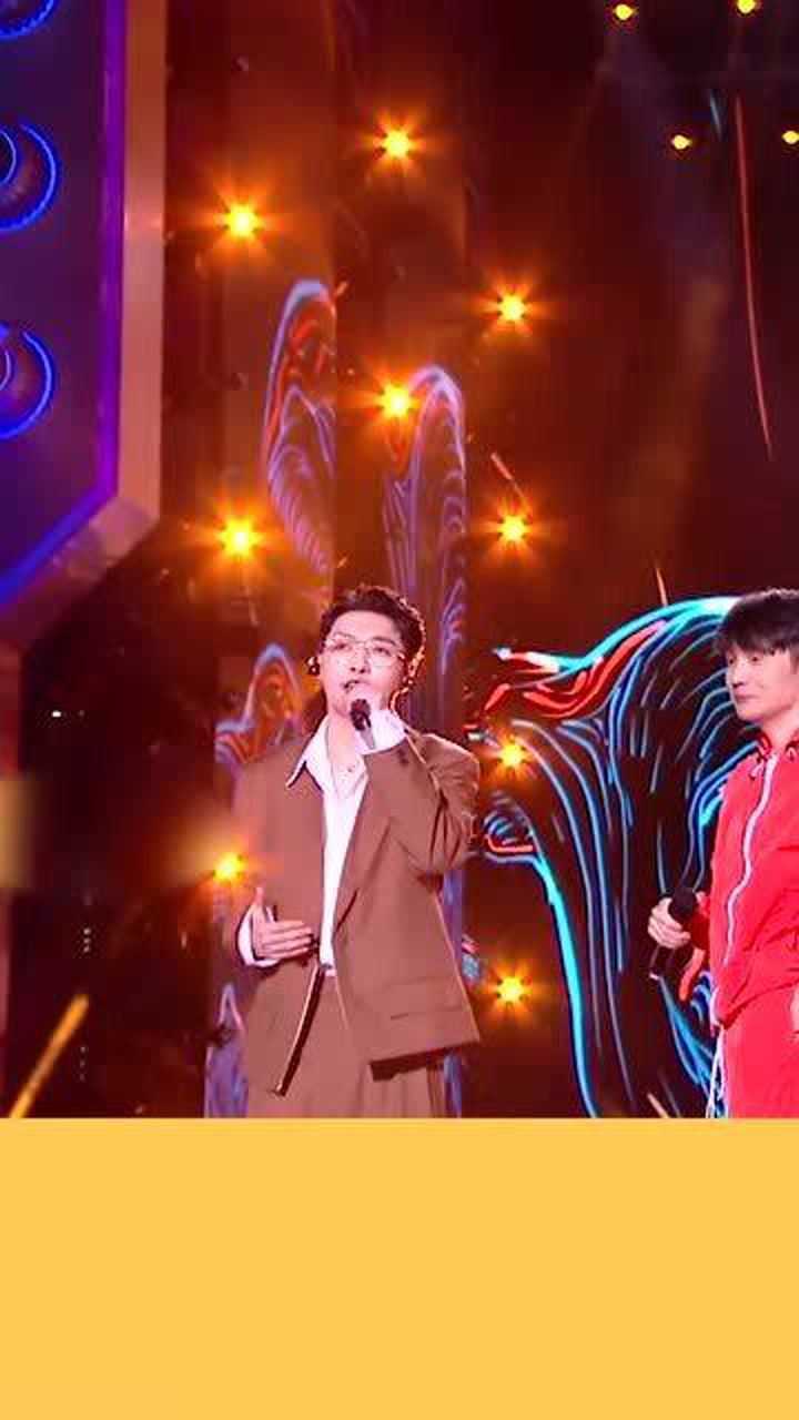 跨年晚会李荣浩张艺兴惊喜合体合唱年少有为真的太好听