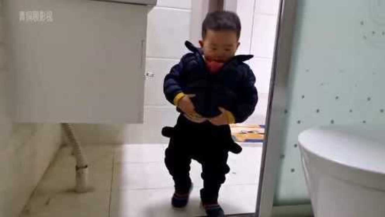 一岁宝宝学爸爸尿尿，细节到位动作搞笑，别说孩子小，学习能力超乎想象_腾讯视频