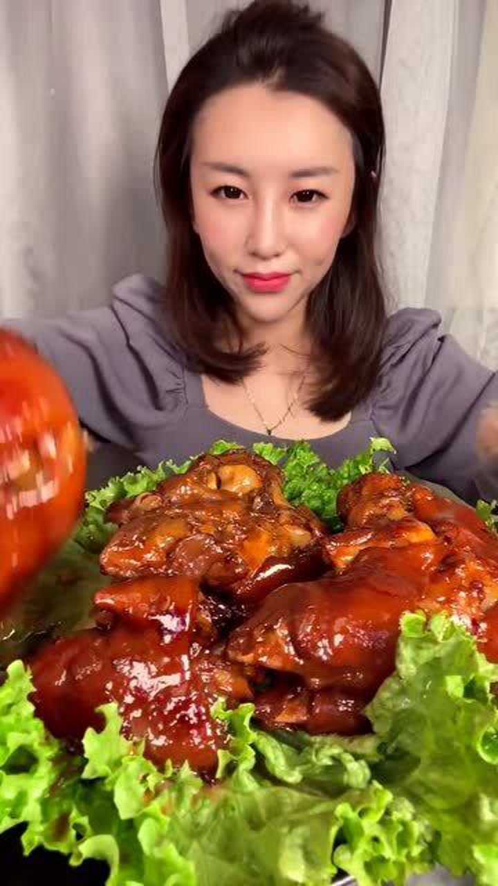 美女老妹吃饭真生猛红烧猪蹄上来就啃网友真有那么好吃