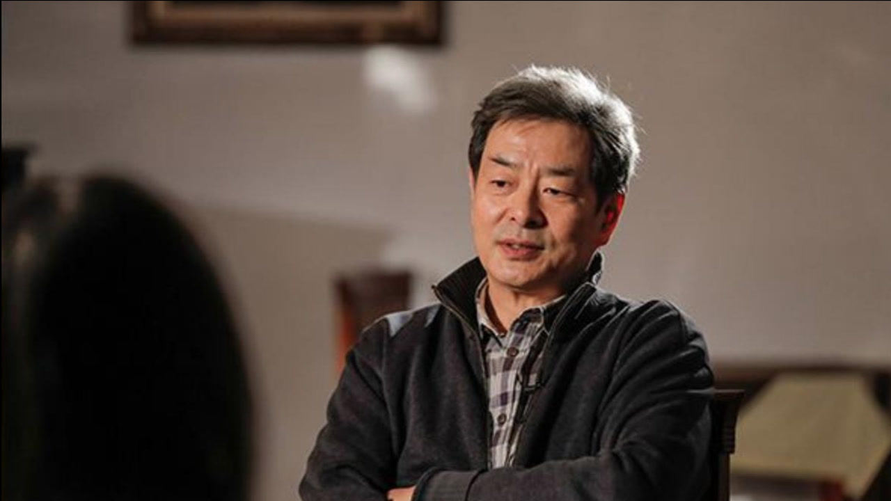 67岁濮存昕陪孙女玩耍,满脸皱纹显老态,昔日男神咋老成这样了