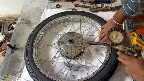 摩托车前轮轮毂修复与抛光,这农村大叔还真是深藏不露,太厉害了