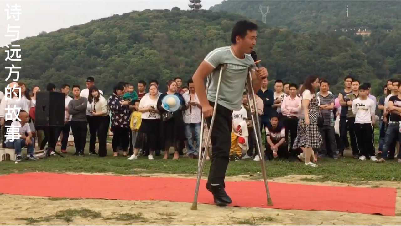 残疾人帅哥阿龙拄着双拐唱爱拼才会赢堪比在开演唱会真好听