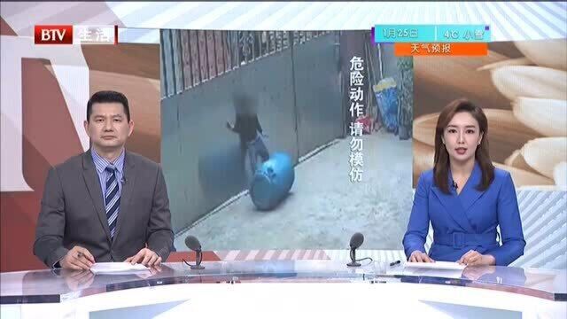 3岁男童被闩门绳吊挂致昏迷