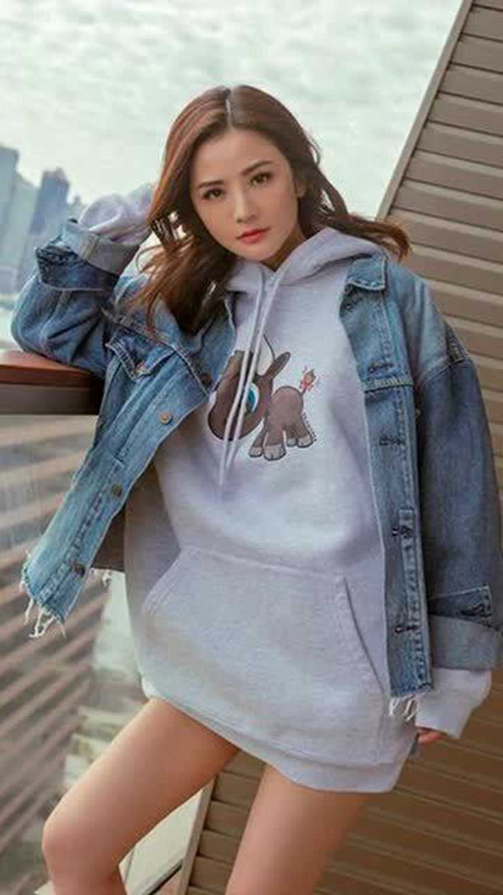 39岁阿sa蔡卓妍近照曝光卫衣搭配短裤大秀美腿