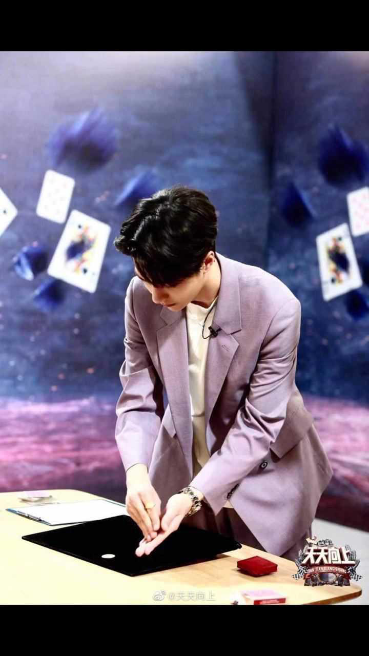 明天晚上天天向上,看王一博变魔术!