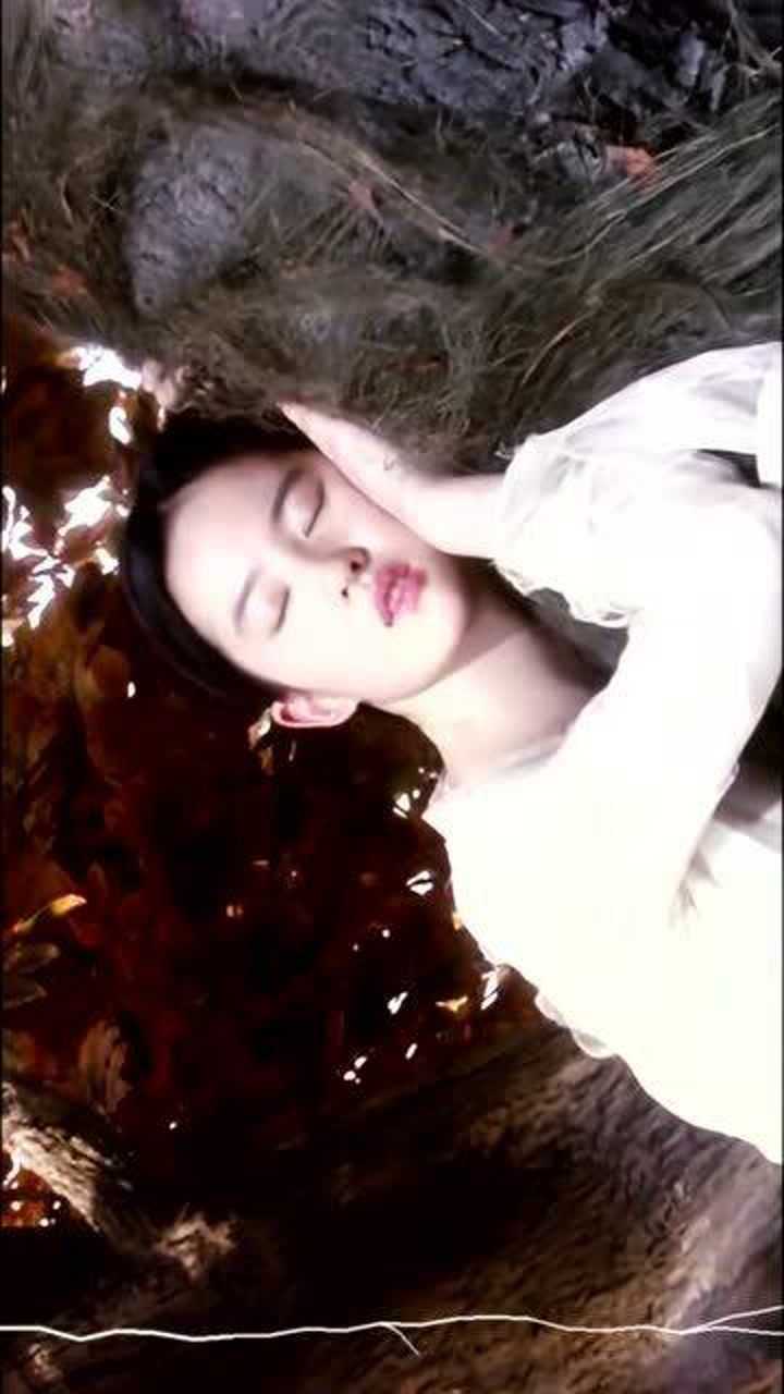 张嘴睡觉的刘亦菲好可爱
