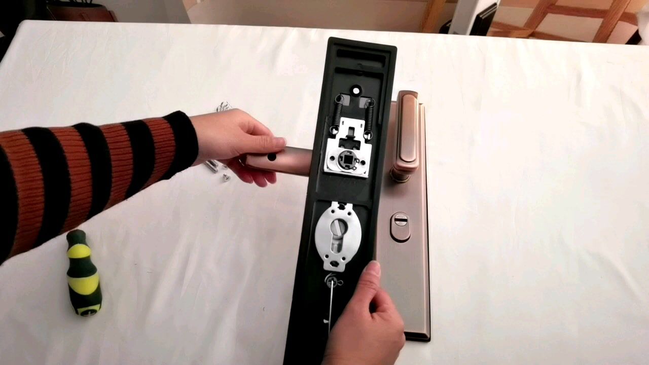 防盗门把手015安装教程_高清