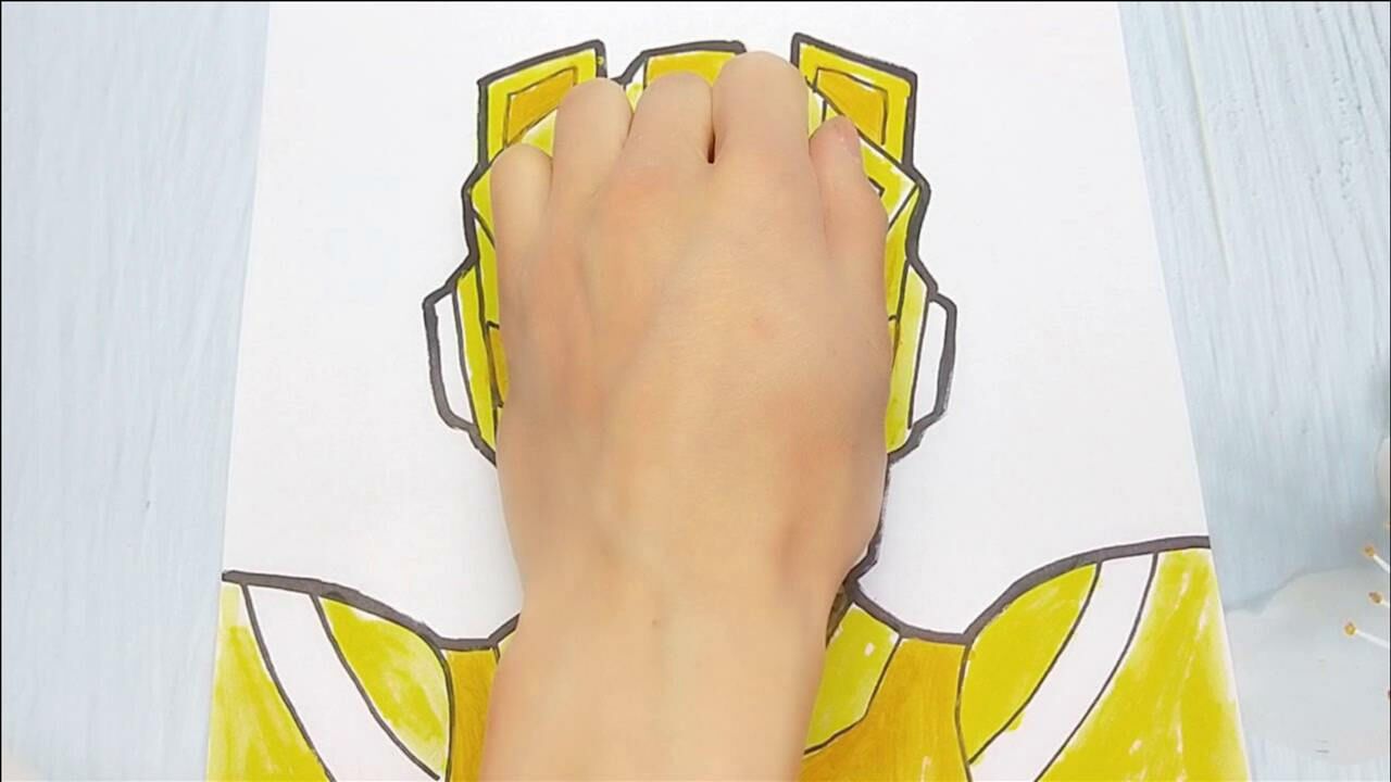 用手掌放在打印纸手绘迷你特工队麦克斯,画法简单又帅气的手势图