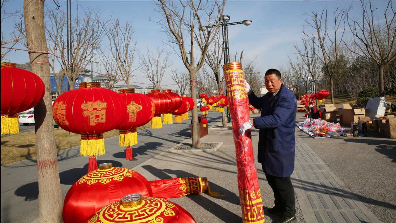 西安三兆村灯笼市场卖的大多是外地灯笼,老人干不动年轻人不想干