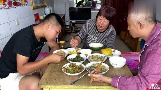 晋北农村最爱吃的美食,黍子面黄糕炖鸡蛋,老爸直呼真香!