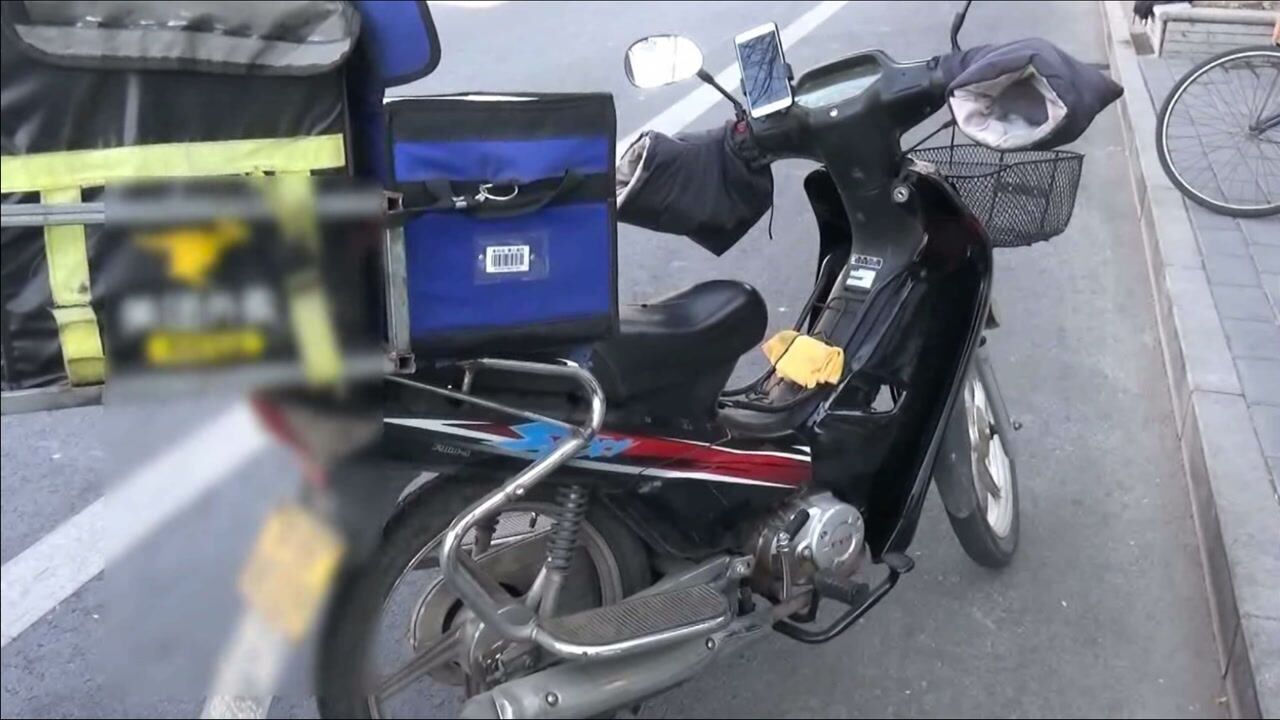 京b摩托开进四环 司机被查一脸懵:今天才知道不能进!