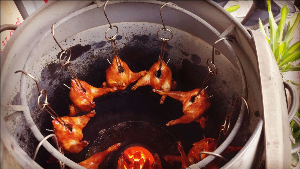 广东农庄大厨分享脆皮吊烧鸡做法皮脆肉香多汁看到就流口水了