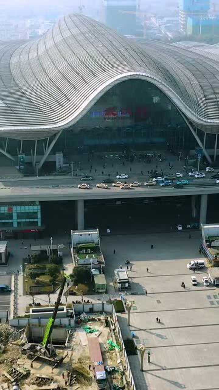 武汉高铁站实现了等候式及通过式相结合的进站模式