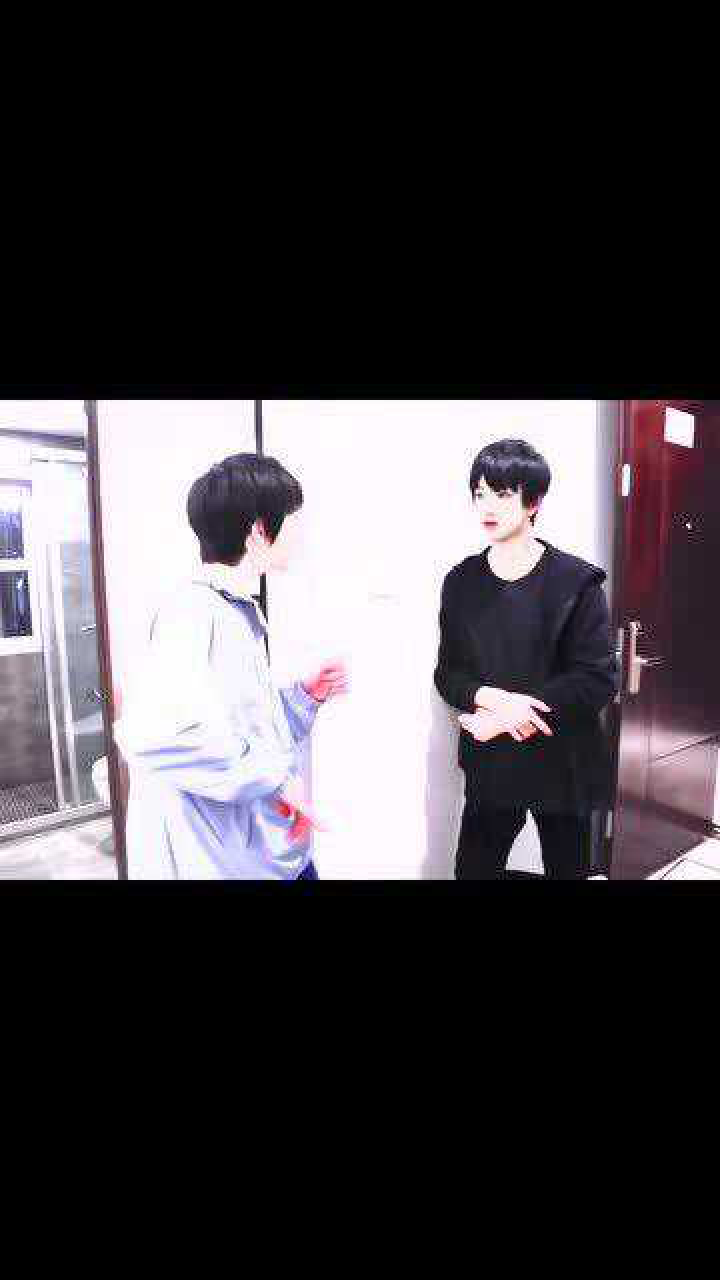 重逢那个物料里贺峻霖见到敖子逸时眼眶都红了还背对着镜头敖子逸都愣