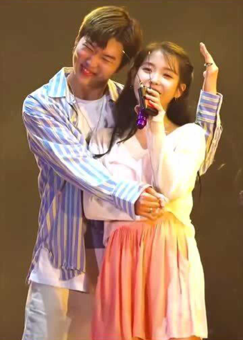 平平无奇的小天才,iu的伴舞李俊宇,是有多抢镜?