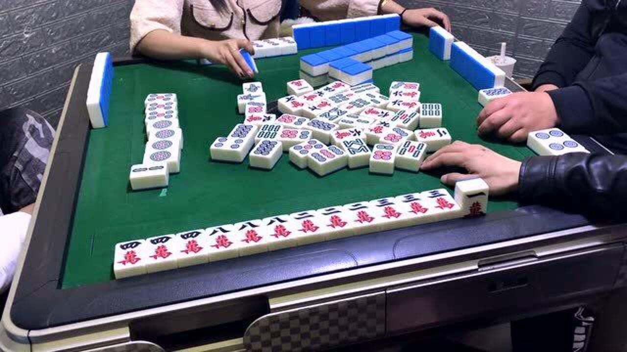 四川麻将:稀里哗啦做成一把清金钩钓,哪知一换叫就没有机会了