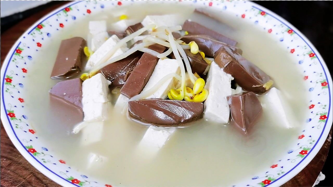大厨给媳妇做的月子餐"鸭血豆腐汤",下奶补血营养高,产妇首选_腾讯