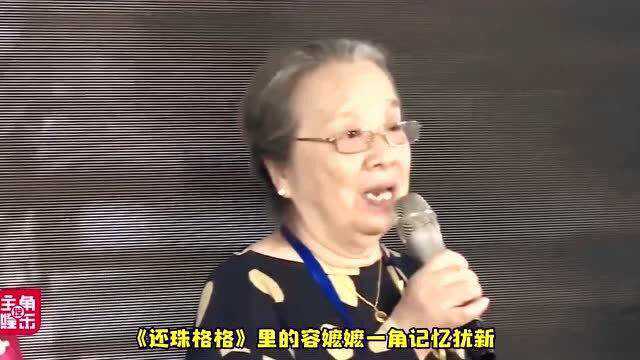 容嬷嬷扮演者被网友偶遇,年迈白发精神佳,热情与网友打招呼