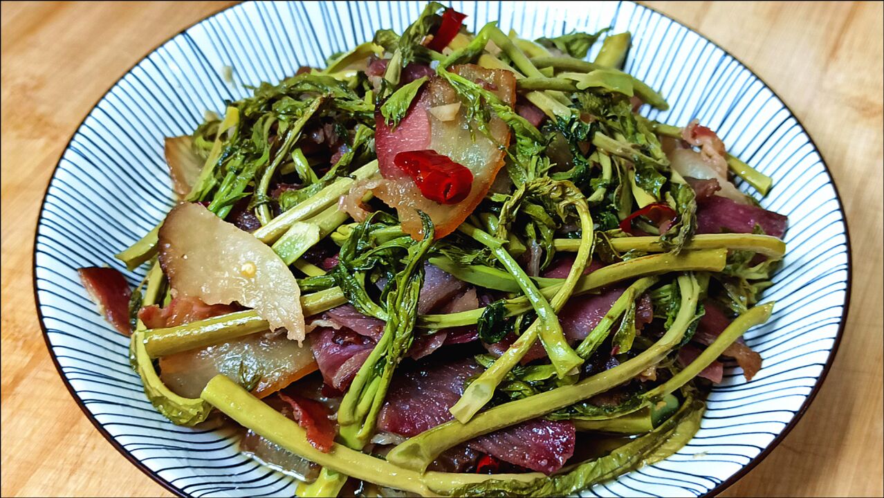 开春了香椿芽大量上市搭配腊肉随便一炒就好吃看着就下饭