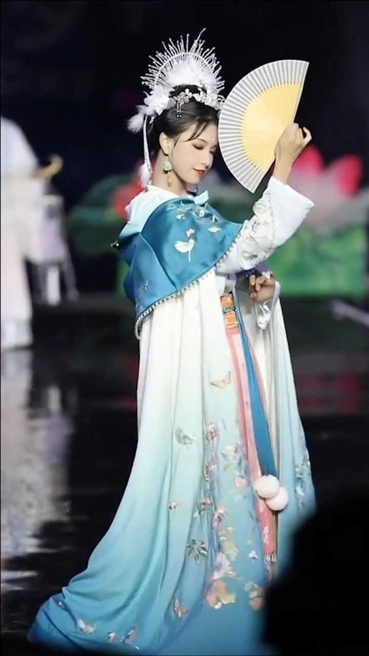 走秀定点动作小合集,每一个都吼吼看!我已经披着汉服在学习了!