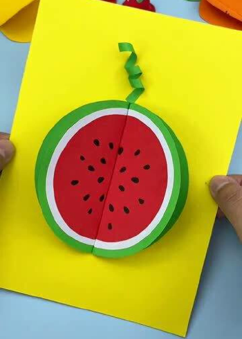 幼儿园创意手工:用圆形纸片做大西瓜拼贴画!