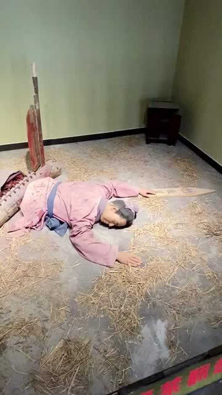 古代刑罚腰斩,将人按在铡刀下切成两段,太可怕了