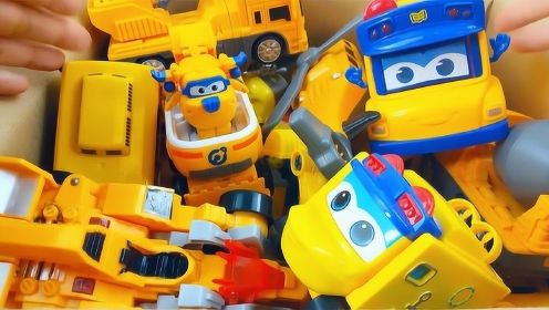 一整箱的儿童玩具变形车，有百变校巴超级飞侠工程车和巴士车