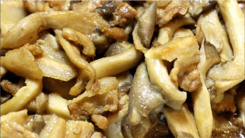 秀珍菇炒五花肉,原汁原味清淡鲜香,蘑菇炒肉带汤汁最下米饭
