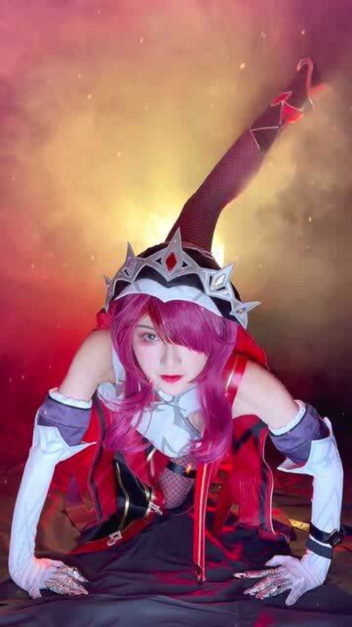 cos罗莎莉亚会蝎子腿的罗莎莉亚你们看到过吗有点羡慕中间那只猫