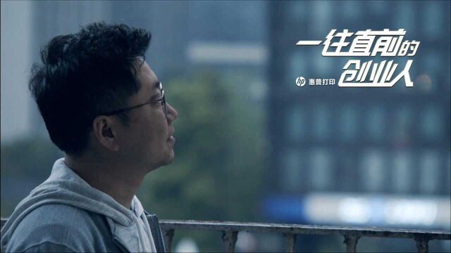 租房创业的工程师:靠锤子“砸”出了一家上市公司