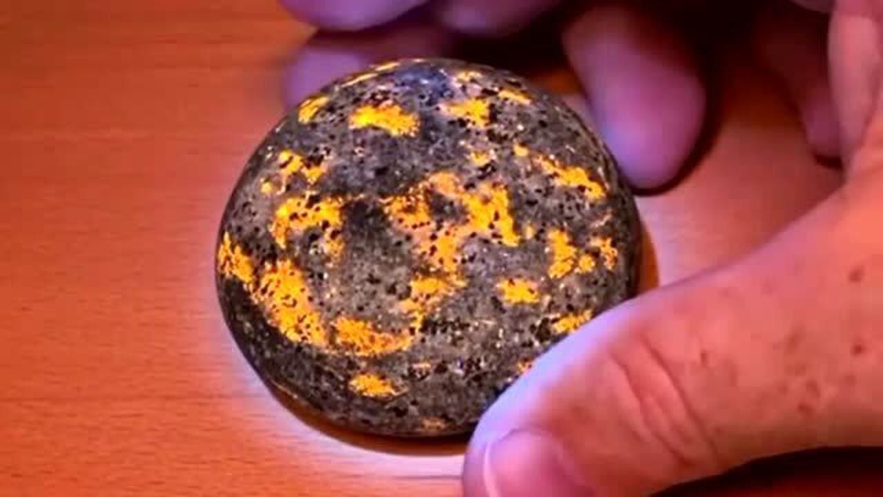 方钠石的荧光性：在日光下，这块石头看起来像普通的河石，但是当用长波紫外线照射时，会发出橙色光芒_高清1080P在线观看平台_腾讯视频