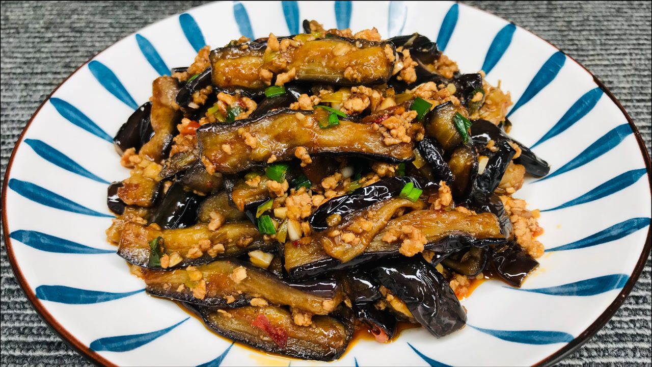 做肉末茄子,切记不要过油和直接炒,教你做法,茄子不吸油不发黑