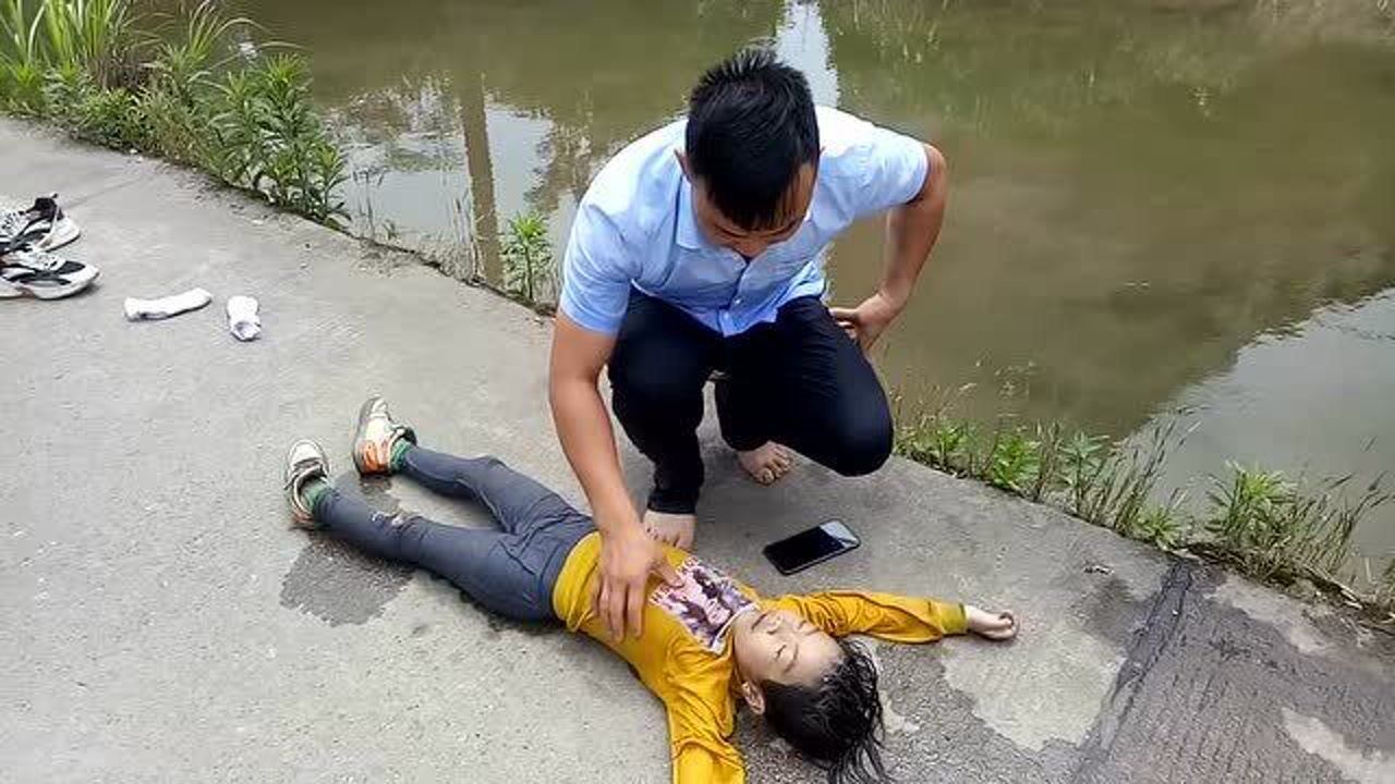 铜角湾小女孩溺水,被路过的帅哥救起,直到看见女孩有生命迹象才离开!