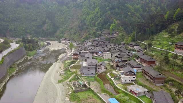 贵州大山里的苗寨,依山傍水,多少人羡慕的好地方