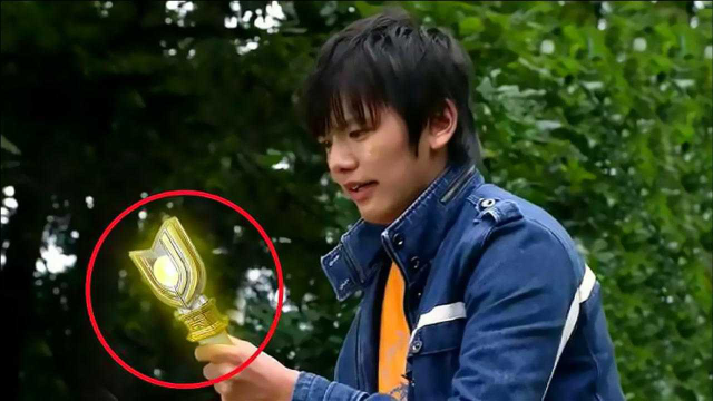 不愿意成为奥特曼的4个人间体大古摔掉变身器他被当成了异类